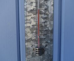 Termometer på terrassen den 24. februar