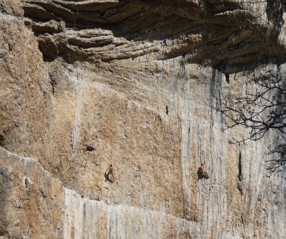2 bjergbestigere på lodret klippevæg